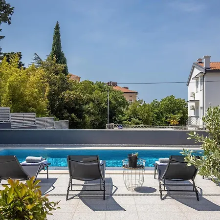3 Bedroom Cozy Apartment In Crikvenica Apartman *