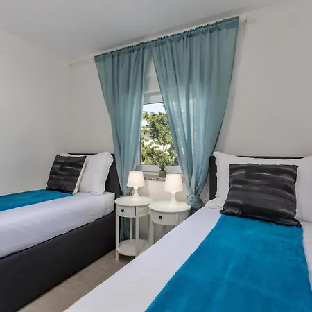 3 Bedroom Cozy Apartment In Crikvenica Apartman