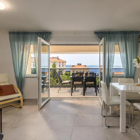 3 Bedroom Cozy Apartment In Crikvenica *