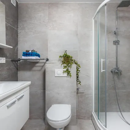 3 Bedroom Cozy Apartment In Crikvenica Apartman *